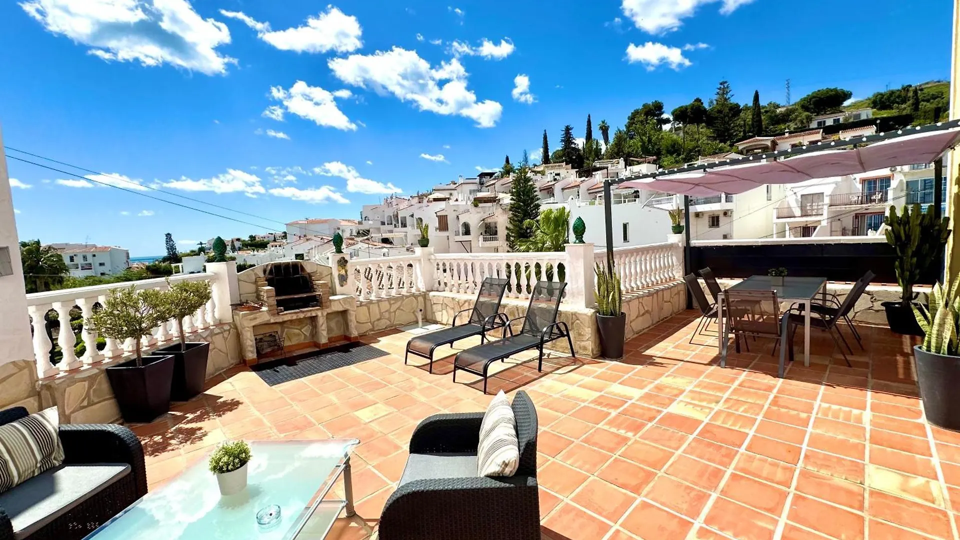 Vila Casa En Nerja Con Gran Terraza, Muy Luminosa Y En Tranquila Urbanizacion