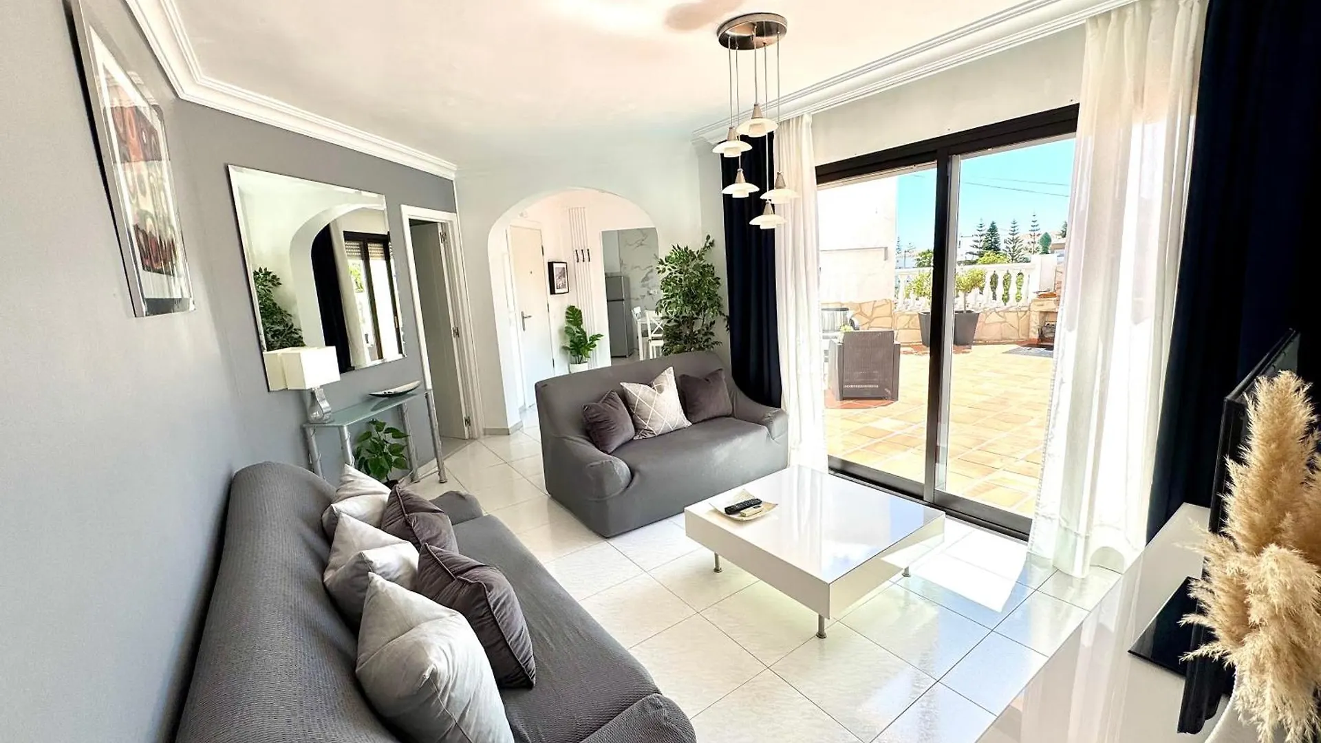 Vila Casa En Nerja Con Gran Terraza, Muy Luminosa Y En Tranquila Urbanizacion